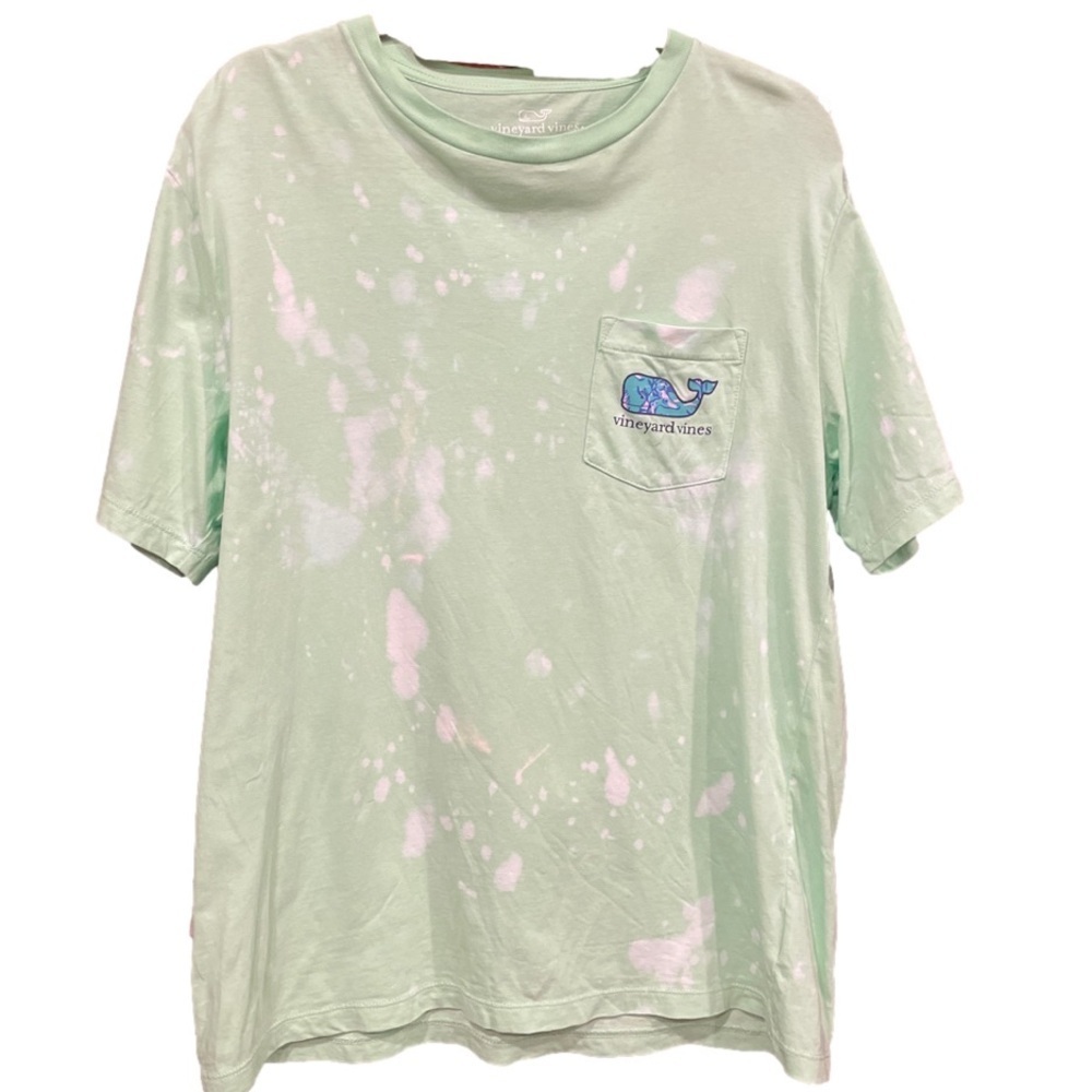 Vineyard Vines green tie dye style tee. Blue/pink whale chest pocket. Size M G4